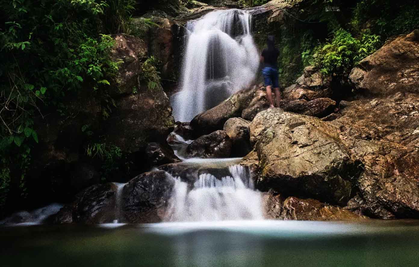 Pemandangan danau dan pegunungan untuk inspirasi wisata