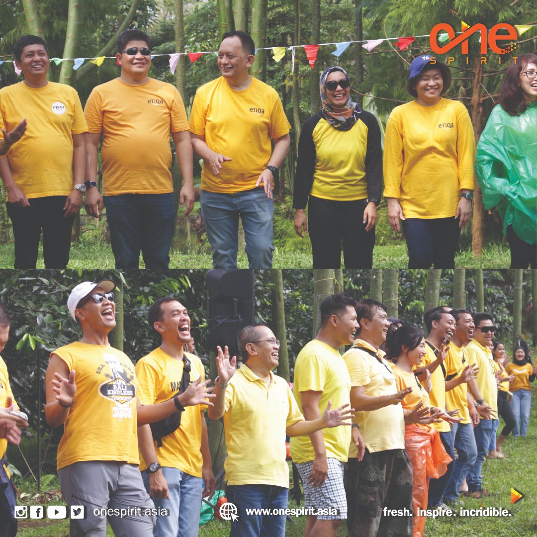 Kelompok mengikuti permainan tradisional bersama