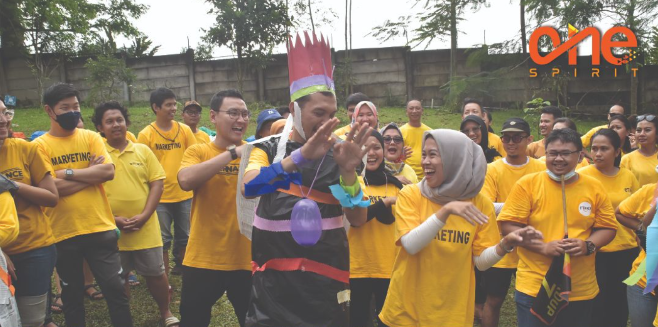 Kelompok teman beraktivitas bersama di luar ruangan